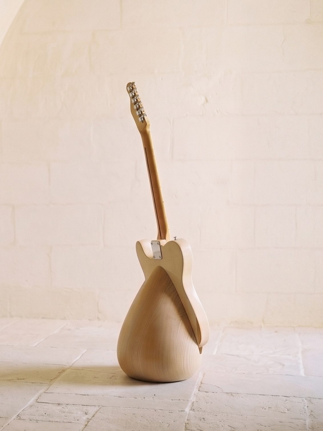 Telecaster vue de dos sur la Stèle en bois clair